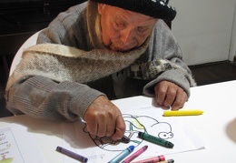 Manuelito realizando la terapia de pintura