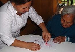 Elenita es asistida durante la terapia