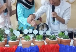 Gloria, escogiendo la bolilla 